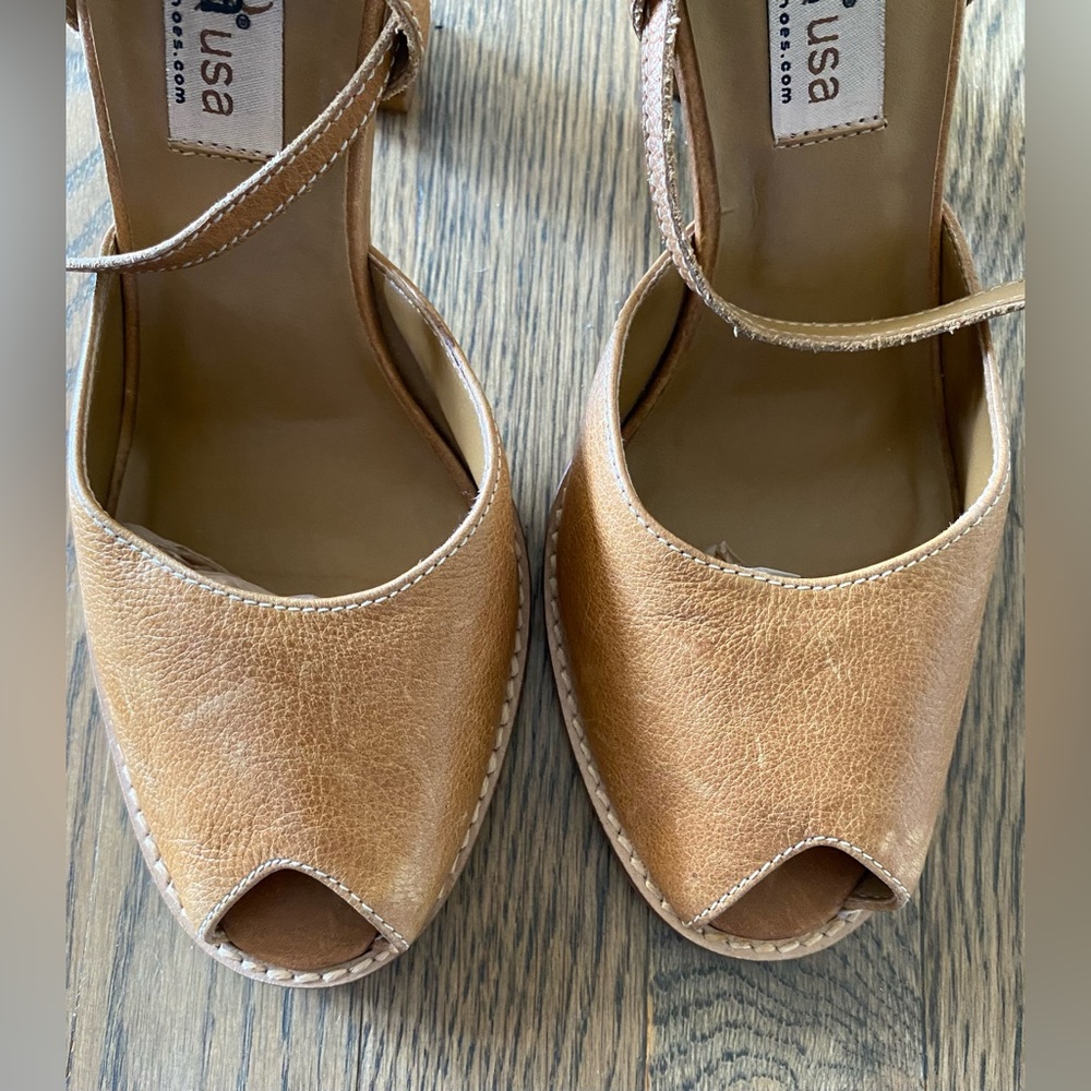 DIBA TRUE | Women’s leather strappy sandals. 8.5 M. In next to new condition.